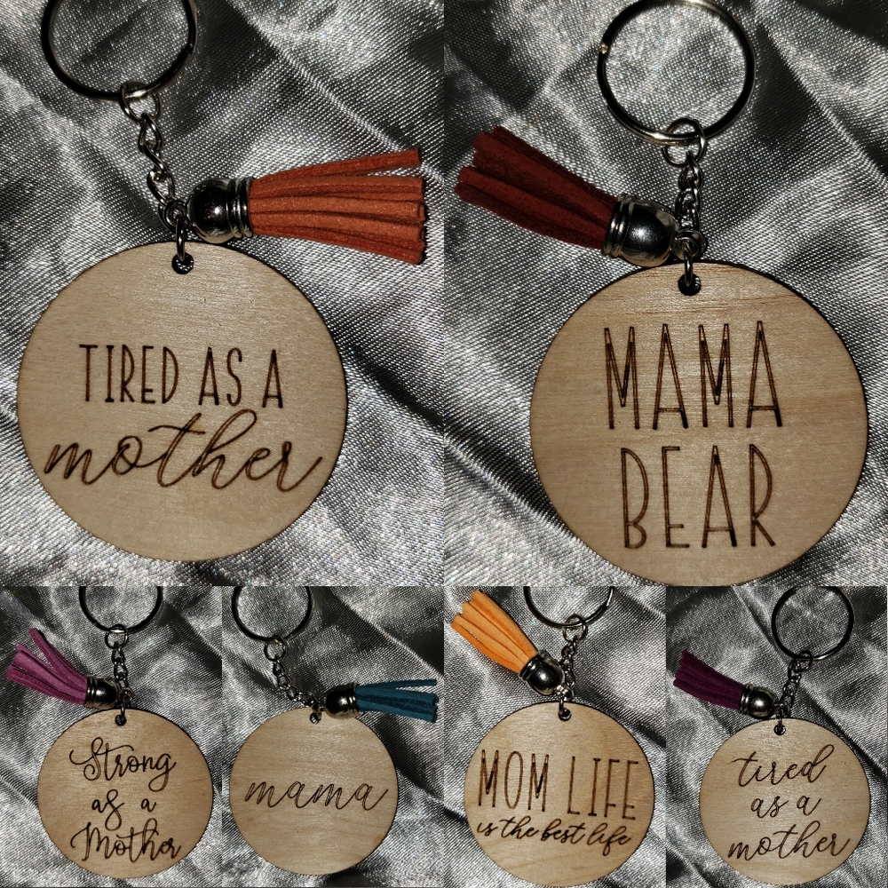 Wooden round Mom keychain